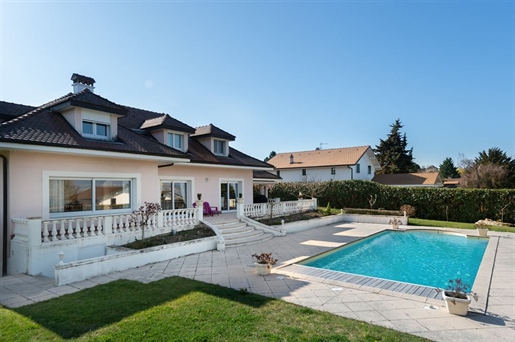 Close to the border, luxurious family villa of 300 m2 with lake view.

With 1500 m2 of ful