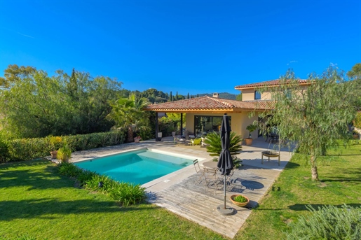 Situated in a quiet, residential area, at the end of a cul-de-sac, this contemporary villa of around