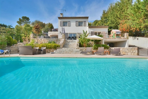 Situated in a quiet residential area, beautiful Provencal-style villa with an open view, close to th
