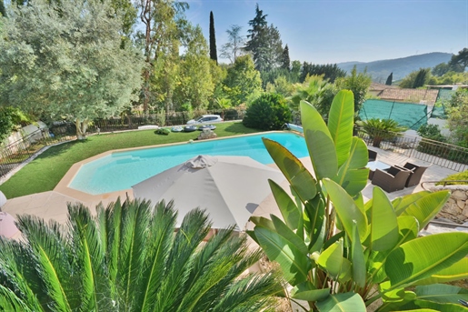 Situated in a quiet residential area, beautiful Provencal-style villa with an open view, close to th
