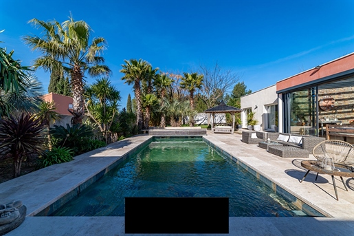 Cette magnifique villa de style californien aux lignes contemporaines est située entre Uzès et Nîme
