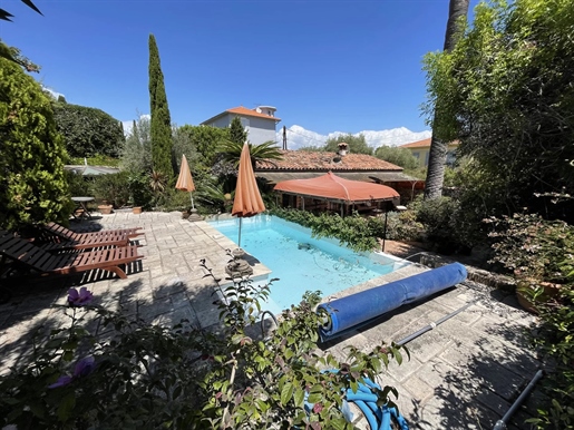 This villa is located on the western side of Cap d& 039 Antibes, in a quiet area and close to amenit