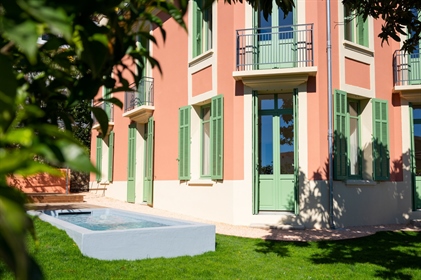 Located a few steps from the historic centre in a quiet residential area. This old bourgeois house f