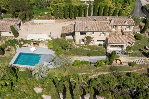 This charming villa is ideally located halfway between the Old Village of Mougins with its restauran