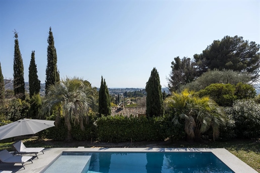 This charming villa is ideally located halfway between the Old Village of Mougins with its restauran