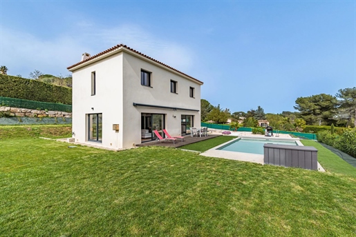 Located in a prestigious neighborhood near the village of Valbonne, in a dominant position, modern v