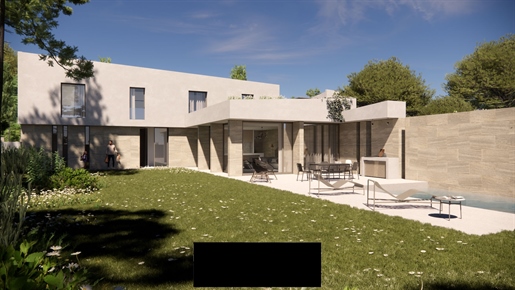 Découvrez cette villa haut de gamme de 215 m2 avec piscine et jardin offrant un luxe contemporain d