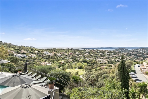 Villa zum Verkauf in Sainte Maxime mit herrlichem Meerblick. Villa komplett renoviert im Jahr 2023.