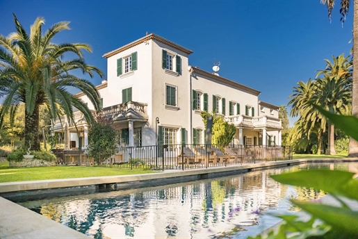 Exceptional location for this spacious family villa, within a few minutes of the old town of Antibes