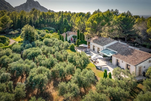 Located in the heart of the countryside in the heart of the massif, this olive-growing estate is loc