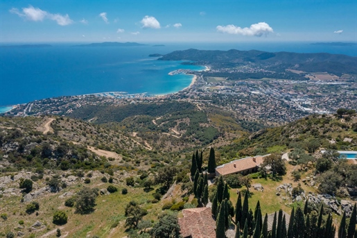 Op de hoogten van Le Lavandou, niet ver van het historische dorp Bormes-les-Mimosas, ligt deze amazi