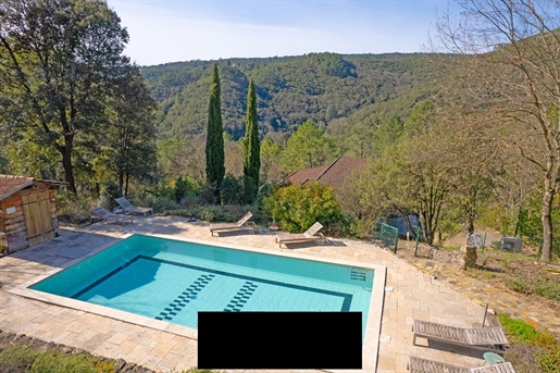 À la recherche d’un favori ? Sur les hauteurs d’Anduze, en position dominante, cette maison de 267 