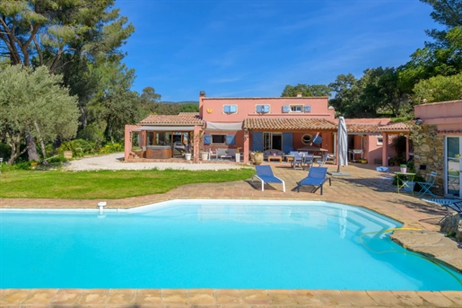 In the heart of the hills of Bormes les Mimosas, on a spacious plot of 12,302 m2, lies a beautiful p
