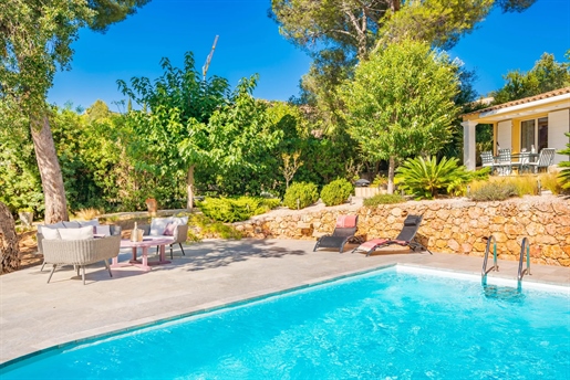 Agay: in a gated, secure estate, this family villa is set in a peaceful, green setting on the edge o