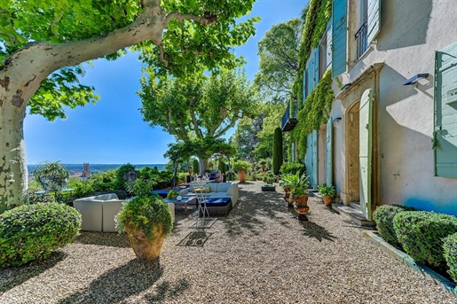 A few steps from the historic city center of Aix-En-Provence, overlooking the entire city, this prop