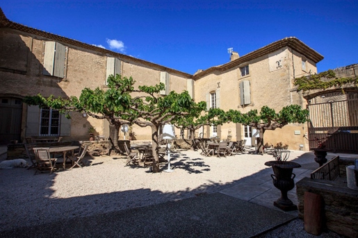 Located not far from the tourist sites of the Pont d& 039 Avignon and the Pont du Gard, both Unesco