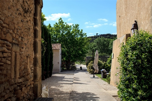 Located not far from the tourist sites of the Pont d& 039 Avignon and the Pont du Gard, both Unesco