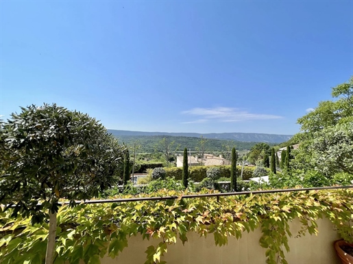 In the heart of the village of Goult, enjoying a beautiful view of the Luberon, property consisting