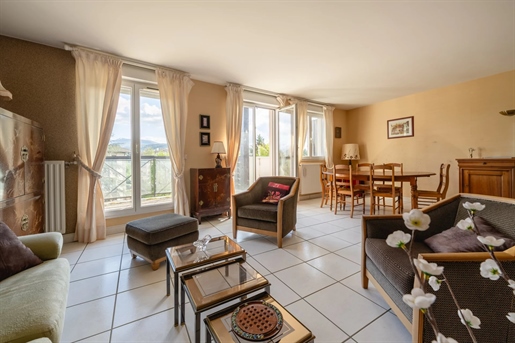Ideally located in Annecy le vieux, 5 minutes from the lake and all amenities. 

Come and