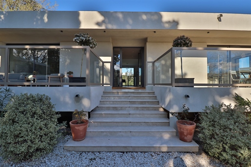 This magnificent residence, located in one of the most sought-after areas of Nimes, offers a unique