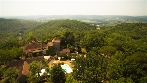 Das Hotel liegt auf den Höhen eines charmanten Dorfes, 15 Minuten von Cahors entfernt, in einer ruh