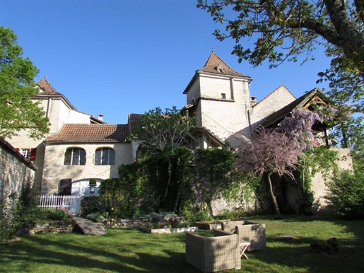 Located on the heights of a charming village, 15 minutes from Cahors, in a peaceful and bucolic sett