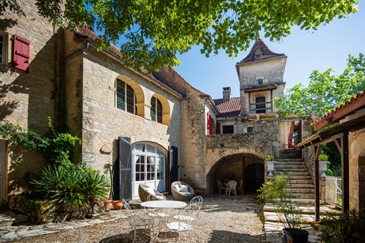 Das Hotel liegt auf den Höhen eines charmanten Dorfes, 15 Minuten von Cahors entfernt, in einer ruh