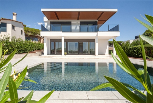 A modern, new and exclusive villa of minimalist design located in the prestigious area of Treumal, o