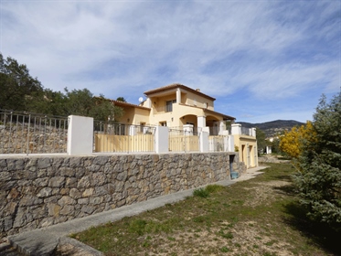 Situated on 4500 m2 of land, benefiting from a beautiful view, the house has about 150m2 of living s