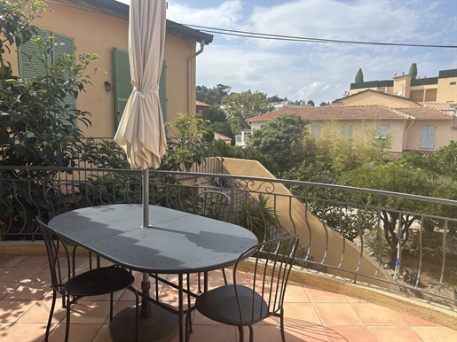 Ideally located just next to the main square of the village of Saint-Jean-Cap-Ferrat.

Top