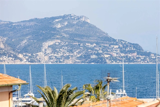 Ideally located just next to the main square of the village of Saint-Jean-Cap-Ferrat.

Top