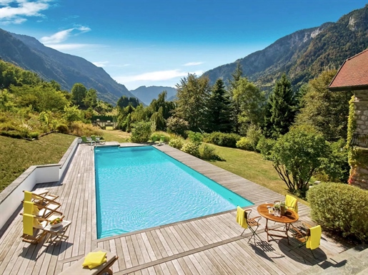 In the heart of the Aravis mountains, 40 minutes from Geneva airport, 30 minutes from Lake Annecy an