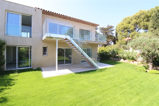 Brand new villa located in one of the most prestigious areas of Cavalaire. 

This sumptuou