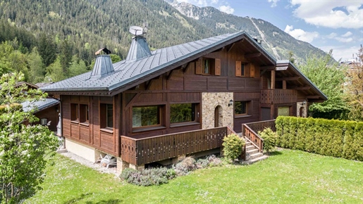 In a quiet and sunny area of Chamonix, this semi-detached chalet offers a beautiful open-plan living