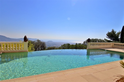 Property comprising a 310 m2 villa in a beautiful landscaped park adorned with an infinity pool.