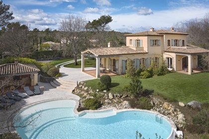 Beautiful villa in the select Domaine de Terre Blanche Golf and Spa resort with views of the ancient