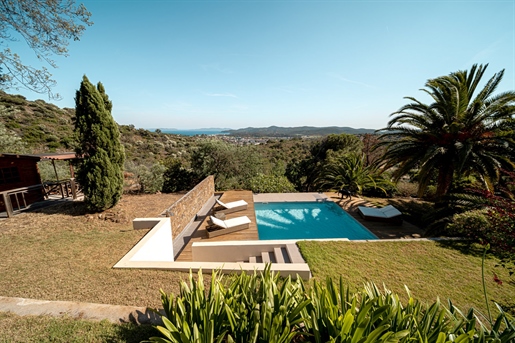 Villa completely renovated in 2022 with a dominant and unobstructed view of the sea and hills, surro