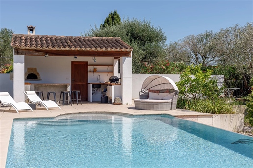 Villa avec 5 chambres, bureau, piscine et pool-house sur un magnifique jardin plat.
