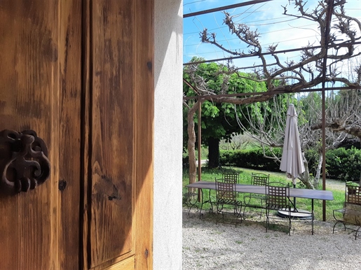 Close to all amenities and at the gates of Lourmarin, property of about 600 m2 comprising an old 18t
