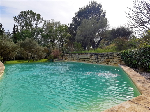 Close to all amenities and at the gates of Lourmarin, property of about 600 m2 comprising an old 18t