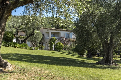 Deze charmante woning in Provençaalse stijl ligt in een groene omgeving, beschut tegen het uitzicht