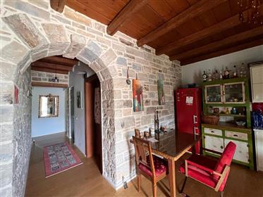 Maison traditionnelle en pierre confortable avec cour