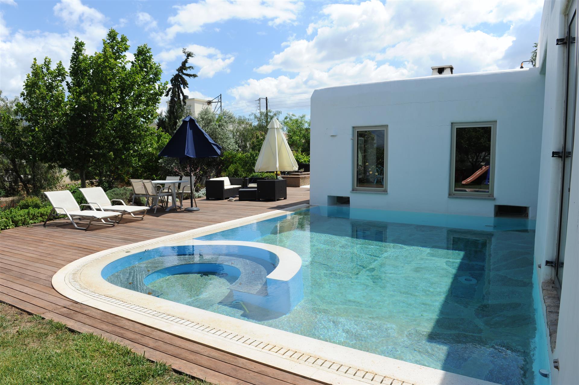 Villa moderne avec piscine et grand jardin