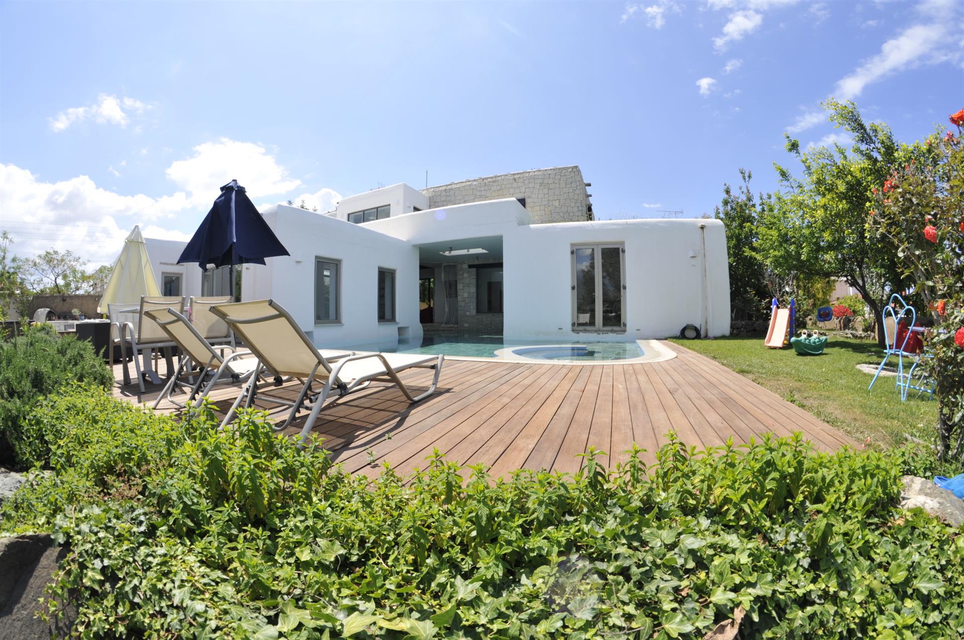 Moderne Villa mit Swimmingpool und großem Garten