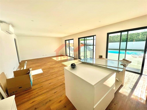 Luxury 4 bedroom villa with pool and garage - Quarteira