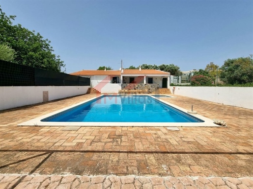 Moradia V3+1 com piscina perto da praia - Algoz