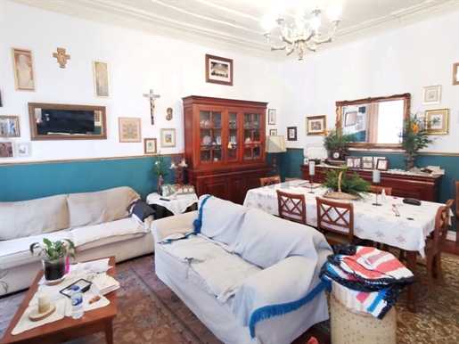 5 bedroom apartment with backyard in the center of Faro