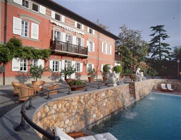 Luxus-Villa mit Pool und Tennisplatz