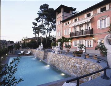 Luxus-Villa mit Pool und Tennisplatz