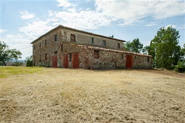 Country house and barn in need of restoration in Lajatico